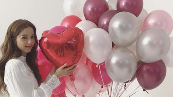 BLACKPINK JISOO Uploads Pictures Showing Love For Her Fans