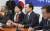 홍영표 더불어민주당 원내대표(오른쪽 두 번째)가 27일 오전 국회에서 열린 원내대책회의에서 모두발언을 하고 있다. 임현동 기자