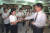 강덕영 한국유나이티드제약 대표가 2000년 5월 13일 자택으로 초대한 외국인 근로자들에게 선물을 주고 있다.