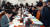 조정식 더불어민주당 국회 예결위 간사와 장제원 자유한국당 간사가 25일 서울 여의도 국회에서 열린 예산안등조정소위원회에서 서로 인사도 없이 자리에 앉고 있다. [뉴스1]