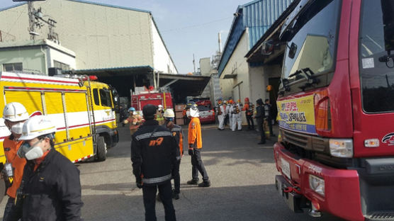 부산 폐수업체 ‘펑’ 폭발…유독가스 누출로 근로자 4명 의식불명
