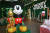 롯데백화점에 설치된 대형 크리스마스 트리내부에 마련된 미키마우스 이벤트 공간. 우상조 기자
