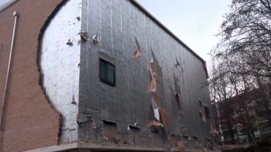 서울 고덕동 초등학교 공사장 외벽 무너져…3명 부상