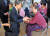 하토야마 유키오 전 일본 총리가 10월 3일 경남 합천 원폭피해자복지회관 2층에서 원폭 피해자들을 만나 무릎을 꿇은 채 위로를 전하고 있다. [연합뉴스]