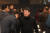 이웅렬 코오롱그룹 회장이 28일 서울 마곡동 코오롱원앤온리 타워에서 퇴진을 선언한 뒤 임직원들과 악수하고 있다. [사진 코오롱그룹]