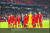 바이에른 뮌헨 공격수 정우영(왼쪽 셋째)이 유럽 챔피언스리그 16강 진출을 확정한 뒤 동료들과 기쁨을 나누고 있다. [뮌헨 트위터]