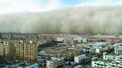 [사진] 25일 중국서 높이 100m 모래폭풍 … 어제·오늘 서울엔 황사