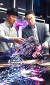 구광모 LG그룹 회장(오른쪽)이 지난 9월 서울 강서구 마곡 LG사이언스파크를 방문해 연구원과 함께 &#39;투명 플렉시블 OLED&#39;를 살펴보고 있다. [사진 LG그룹]