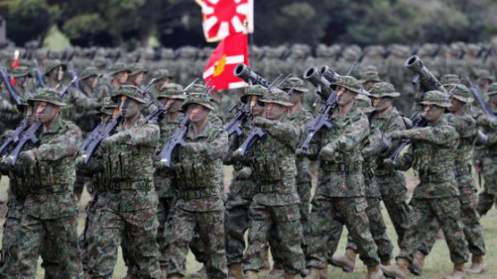 방위비 ‘2중장부’ 만들려는 日, 한국엔 낮추고 트럼프엔 높여