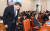 지난달 29일 카허 카젬 한국GM 사장이 국정감사에 출석해 의원들을 상대로 인사하고 있다. [연합뉴스]
