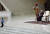  한 아이가 28일(현지시간) 바티칸 바오로 6세 홀에서 열린 수요 일반알현에서 프란치스코 교황이 앉아 있는 단상으로 올라가고 있다. [AP=연합뉴스]