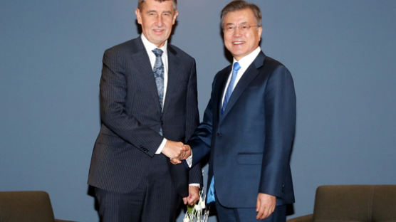 체코 총리 만난 文대통령 “한국, 40년간 원전 무사고”