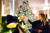 멜리니아 여사가 25일(현지시간) 이스트룸에서 크리스마스 장식을 살피고 있다. [사진 백악관]