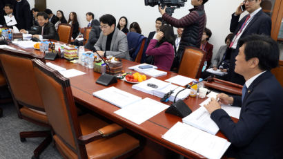'유치원 3법'은 미루고, 새 법안은 못 내놓는 자유한국당