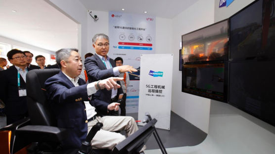 박정원 두산 회장, 중국서 인천공장 굴착기 원격 작동