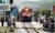 경의선과 동해선 남북철도 연결구간 열차 시험운행이 성사됐던 지난 2007년 5월 경의선 열차가 남측 통문을 통과해 북으로 향하고 있다.[연합뉴스]