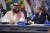 아르헨티나에서 30일(현지시간) 개막된 G20 정상회의에 참석한 러시아 블라디미르 푸틴 대통령과 사우디아라바아 무함마드 빈 살만 왕세자가 회의 테이블에서도 옆자리에 앉아 웃음지으며 대화를 나누는 등 화기애애한 분위기를 연출했다. [AP 연합뉴스]