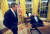 지난 2001년 조지 W.부시 미국 전 대통령(오른쪽)의 취임식날 백악관 집무실에서의 부시 부자. [로이터=연합뉴스] 