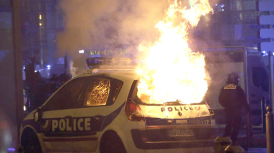 경찰 총까지 약탈했다...지금 파리는 무법천지 전쟁터