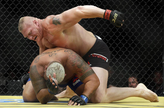 2016년 UFC200 대회에서 브록 레스너(위쪽)에게 공격을 당하고 있는 마크 헌트. [연합뉴스]