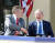 아버지 부시와 아들 부시가 지난 2013년 달라스에 위치한 대통령 기념관에서 손을 맞잡고 웃고 있다. [UPI=연합뉴스]