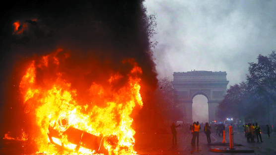 시위대, 경찰총까지 약탈 … “파리는 지금 전쟁터”