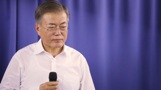 ‘국내 질문 안받겠다’는 文에…한국당 “트럼프도 안 그래”