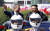 문재인 대통령과 김정은 국무위원장이 지난 9월 18일 오전 평양 시내를 함께 퍼레이드 하며 환영하는 평양 시민들에게 손을 들어 답례하고 있다. [중앙포토]