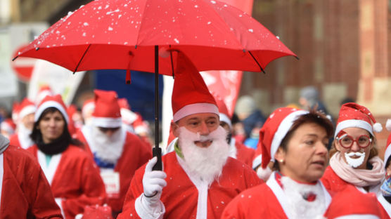 [서소문사진관]'이런 산타 본 적 있나요? 스키·스쿠터 타는 별별 산타
