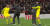 클롭 리버풀 감독(오른쪽)이 지난 2일(현지시간) 2018~2019 잉글랜드 프리미어리그 14라운드 에버튼의 경기에서 득점에 기쁜 나머지 경기장에 뛰어들어가 골키퍼(왼쪽)를 부둥켜 안았다. [@SoccerAM 트위터 영상 캡처]