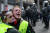 &#39;노란 조끼&#39; 시위대가 지난달 30 일 벨기에 브뤼셀에서 진압 경찰에 맞서 유류값 인상에 대해 항의하는 시위를 벌이고 있다. [REUTERS=연합뉴스]