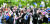 3일(현지시간) 문재인 대통령의 뉴질랜드 첫 공식 일정이 열린 오클랜드 전쟁기념관 앞에서 방문을 환영하는 교민들. [연합뉴스]