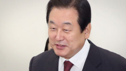 김무성, ‘박근혜·이명박 불구속재판 결의안’ 내기로…“구속 不적절”