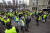 파리 중심부인 샹젤리제 거리에서 노란 조끼를 입은 시위대가 시위를 벌이고 있다.[AFP 연합뉴스]