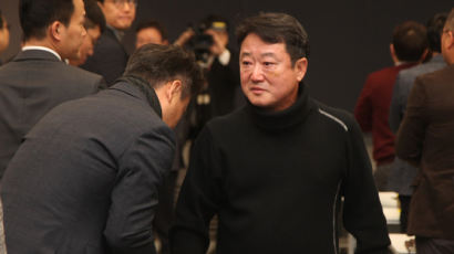 전격 퇴진한 이웅열 코오롱 회장 '상속세 탈루 혐의' 검찰 수사
