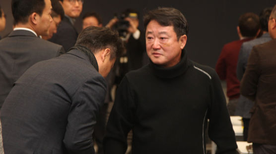 전격 퇴진한 이웅열 코오롱 회장 '상속세 탈루 혐의' 검찰 수사