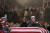 3일(현지시간) 조지 HW 부시 전 대통령의 유해가 안치된 워싱턴 DC 국회의사당 로툰다 홀을 찾아 조문하는 도널드 트럼프 대통령 부부. [EPA=연합뉴스]