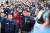 금속노조 현대자동차지부 조합원들이 지난달 14일 울산시청 정문 앞에서 울산노동자 결의대회를 하고 있다. [뉴스1]