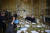 마크롱 프랑스 대통령은 2일 엘리제 궁전에서 긴급 각료회의를 열고 &#39;노란 조끼&#39;사태에 대해 논의했다.[ AP=연합뉴스]