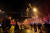 24일 밤 &#39;노란 조끼&#39;를 입은 시위대들이 라리 샹젤리제 거리에서 시위를 벌이고 있다.[AFp=연합뉴스]