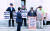3일(현지시간) 문재인 대통령의 뉴질랜드 첫 공식 일정이 열린 오클랜드 전쟁기념관 앞에서 방문을 반대하는 시위대. [연합뉴스]