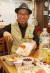 김유태씨가 지난 3일 부산 동구 딸이 운영하는 식당에서 독거노인에게 전달할 일주일치 반찬과 간식 등을 준비하고 있다. 송봉근 기자 