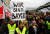 &#39;노란 조끼;를 입은 독일 노동자들이 3일 독일 부퍼탈에서 제약회사 바이엘사의 매각 계획에 반대하는 시위를 벌이고 있다. [REUTERS=연합뉴스]
