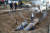 5일 오전 고양시 백석역 근처에서 전날 저녁 발생한 지역 난방공사 온수 배관 파열 사고와 관련 작업자들이 복구작업을 하고 있다. [연합뉴스]
