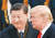 아르헨티나 G20 정상회의에 참석한 도널드 트럼프 미국 대통령(오른쪽)과 시진핑 중국 국가주석이 1일(현지시간) 정상회담을 가졌다. 무역 분쟁이 봉합 수순을 밟는듯 했지만 다시 전망은 안갯속으로 빠졌다. 사진은 지난해 트럼프 중국 방문 당시 모습. [AP=연합뉴스]