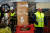 4일(현지시간) 프랑스 북서부 몬타본 지역에서 바리케이트를 치고 시위하고 있는 노란 조끼 시위대 [사진 AFP=연합뉴스]