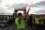 노란 조끼 시위대가 정유공장 인근에서 시위를 하고 있다. [EPA=연합뉴스]