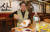 김유태씨가 3일 부산 동구 딸이 운영하는 식당에서 독거노인에게 전달할 일주일치 반찬과 음료 등을 준비하고 있다. [송봉근 기자]