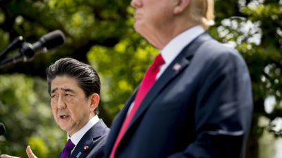 내년 5~6월 트럼프를 일본에 두 번 부르겠다는 아베, 왜?