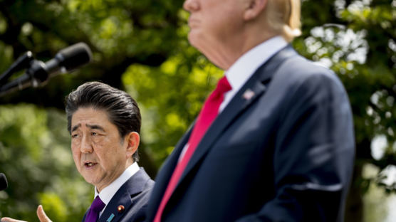 내년 5~6월 트럼프를 일본에 두 번 부르겠다는 아베, 왜?